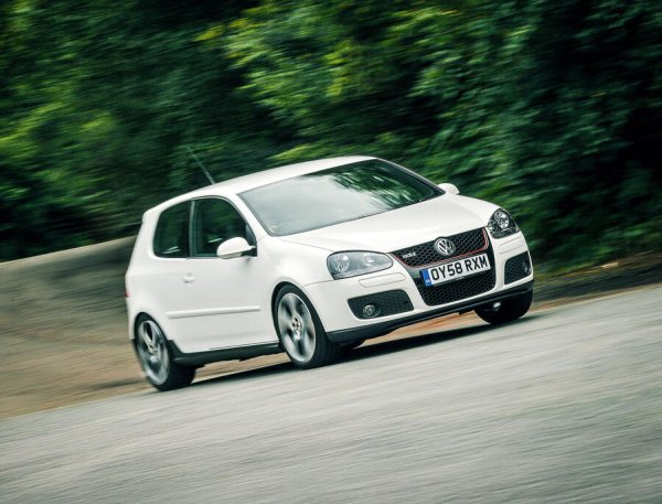 Появата на Ford Focus в края на 1998-а промени завинаги семейните хечбеци. Този блясък, на който всички ние се възхищавахме, беше навлязъл в мейнстрийма, превръщайки се в истинска радост за средния купувач.

Едва ли е съвпадение, че тогава VW се възползва от някои от идеите (и инженерите) на Focus за петия Golf. Това проработи: статутът на GTI като автомобил за сериозния шофьор най-накрая беше възстановен. Това беше първата кола от марката, която предлагаше DSG кутия с двоен съединител.
